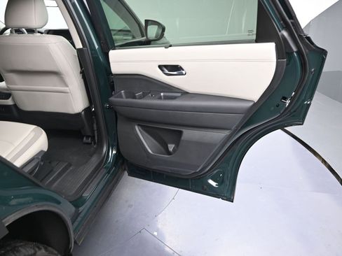 Used 2025 Nissan Pathfinder SL image 9