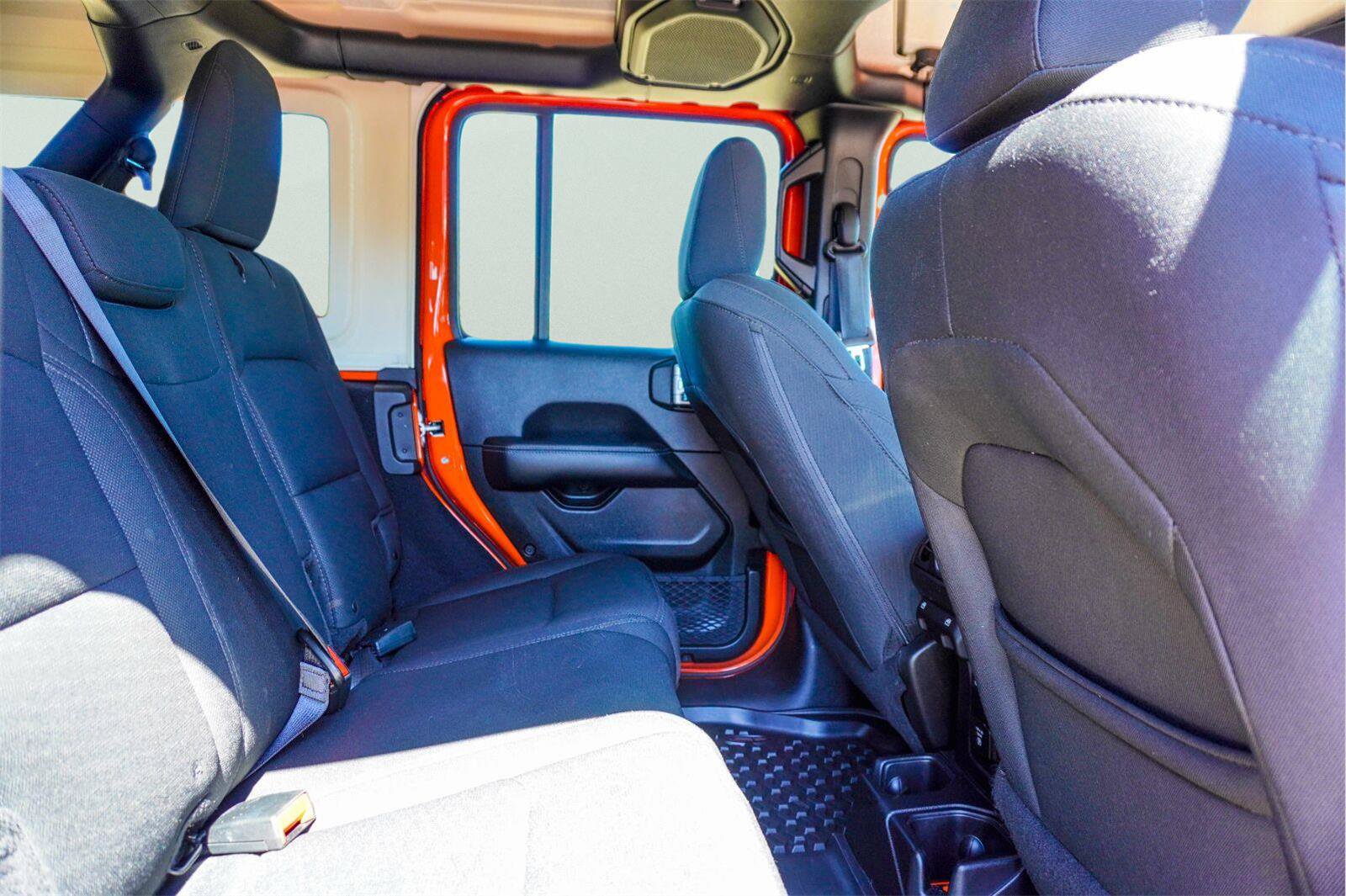 Used 2018 Jeep Wrangler Unlimited Sahara w/ LED Lighting Group AWD/4WD image 13