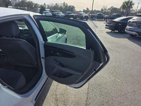 Used 2015 Chevrolet Impala LT w/ Convenience Package image 12