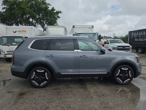 Used 2024 Kia Telluride EX w/ EX Captain's Chair Package image 8