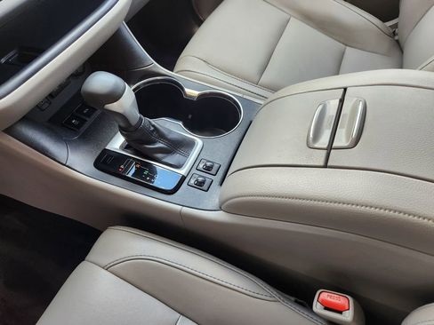 Used 2018 Toyota Highlander XLE image 19