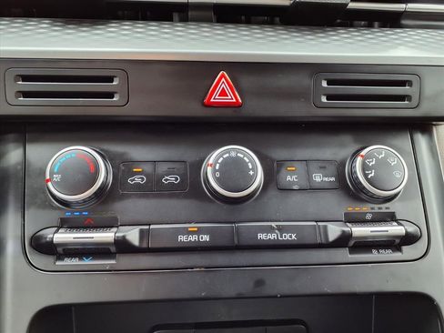 Used 2024 Kia Carnival LX image 22