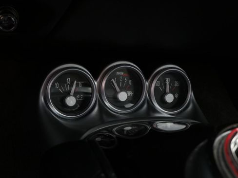 Used 2004 Chevrolet SSR w/ Preferred Equipment Group RWD image 38