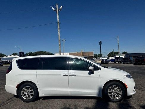 Used 2023 Chrysler Pacifica Touring-L FWD image 4