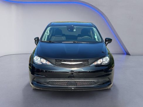 Used 2024 Chrysler Voyager LX FWD image 7