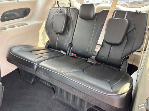 Used 2018 Chrysler Pacifica Limited image 11