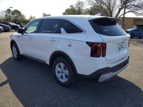 Used 2025 Kia Sorento LX FWD image 3