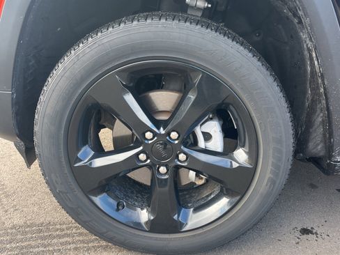 Used 2023 Jeep Grand Cherokee Altitude image 9