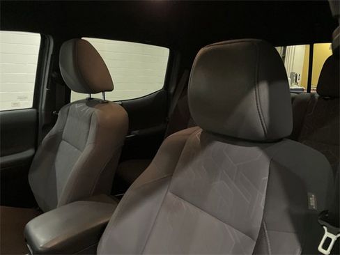 Used 2018 Toyota Tacoma TRD Sport image 12