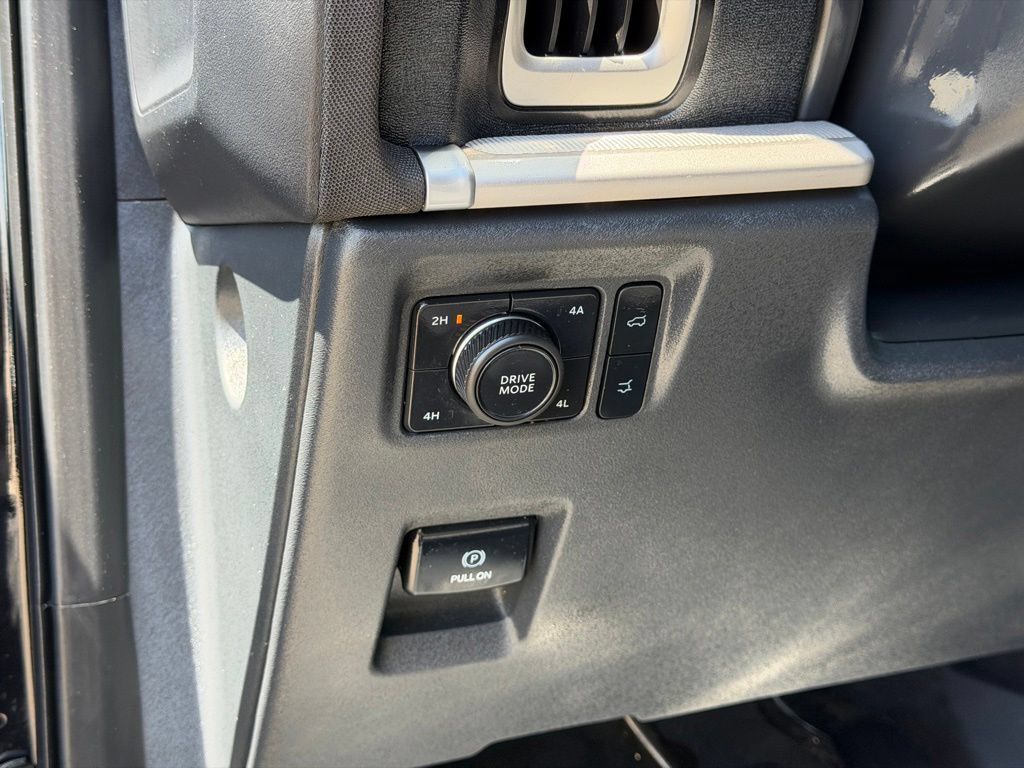 Used 2025 Ford Expedition Active AWD/4WD image 24