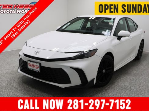 Used 2025 Toyota Camry SE image 1