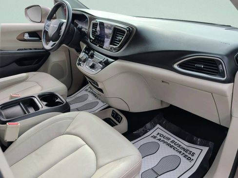 Used 2017 Chrysler Pacifica Touring-L image 35