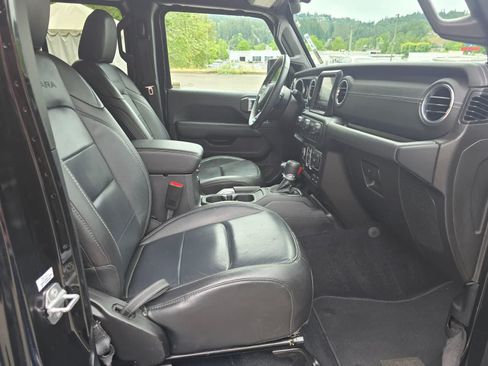Used 2019 Jeep Wrangler Unlimited Sahara AWD/4WD image 14