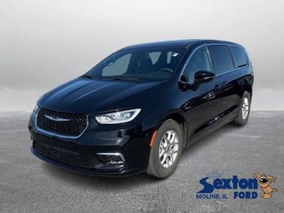 Used 2025 Chrysler Pacifica Select