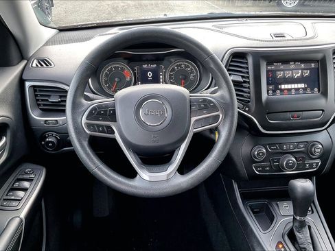 Certified 2019 Jeep Cherokee Latitude w/ Popular Appearance Group image 5