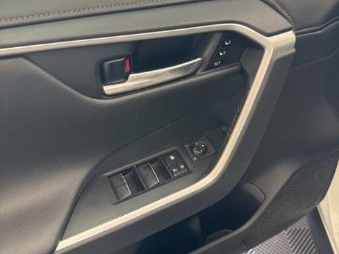 Used 2019 Toyota RAV4 Limited FWD image 9