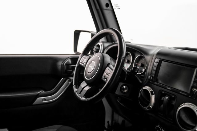 Used 2018 Jeep Wrangler Sahara w/ Connectivity Group AWD/4WD image 13
