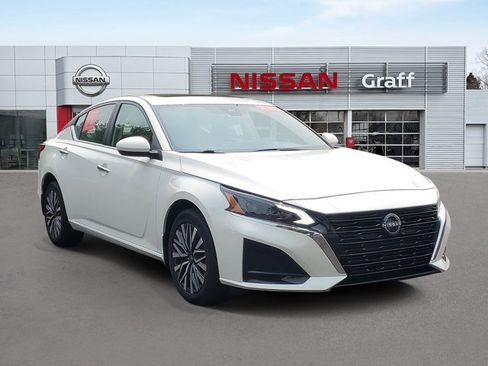 Certified 2023 Nissan Altima 2.5 SV w/ SV Premium Package AWD/4WD image 2