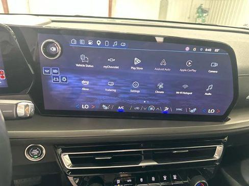 Used 2025 Chevrolet Traverse LT FWD image 18
