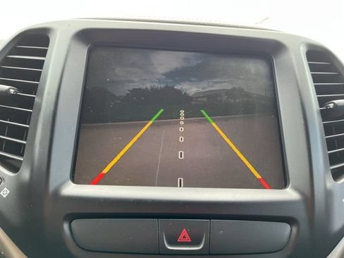 Used 2016 Jeep Cherokee Latitude FWD image 9