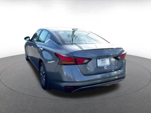 Used 2025 Nissan Altima 2.5 SV image 11