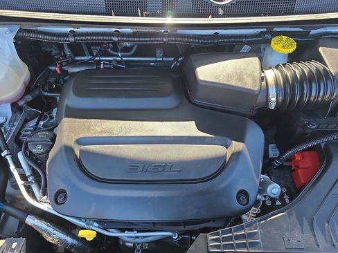 Used 2024 Chrysler Pacifica Touring-L FWD image 31