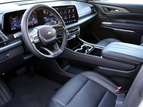 Used 2025 Chevrolet Traverse LT FWD image 4