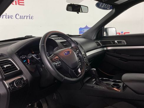 Certified 2017 Ford Explorer XLT FWD image 9