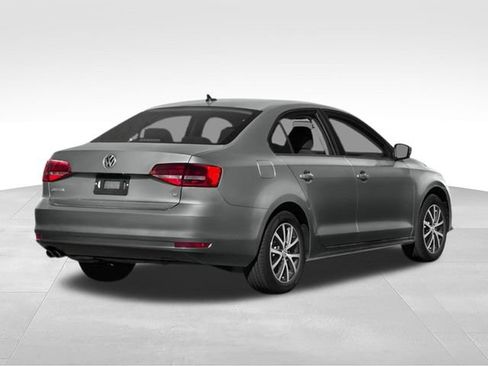 Used 2017 Volkswagen Jetta SE FWD image 2
