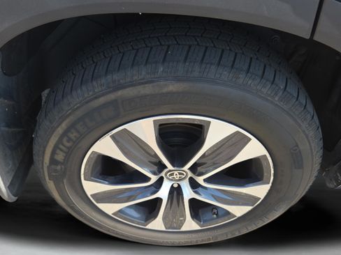 Used 2020 Toyota Highlander XLE image 36