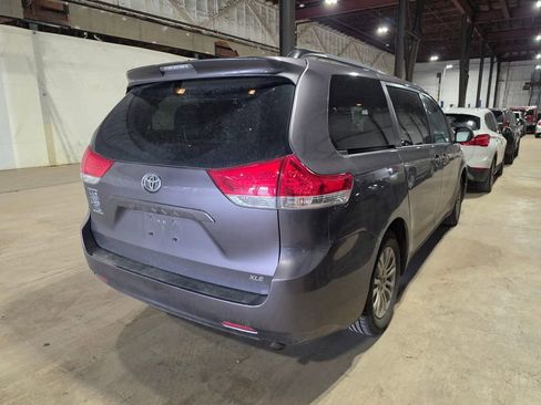 Used 2014 Toyota Sienna XLE FWD image 2
