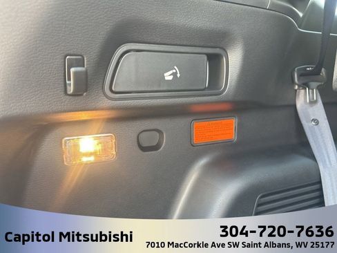 New 2025 Mitsubishi Outlander SE image 13