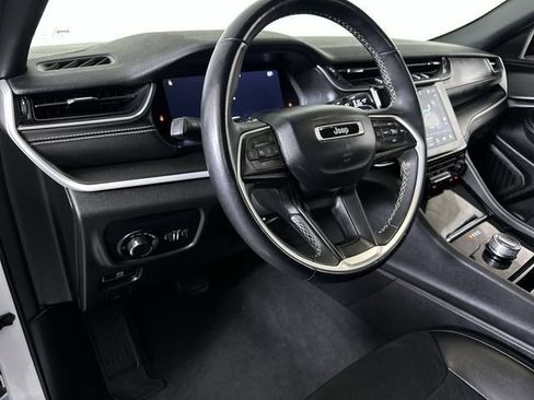 Used 2023 Jeep Grand Cherokee Altitude AWD/4WD image 10