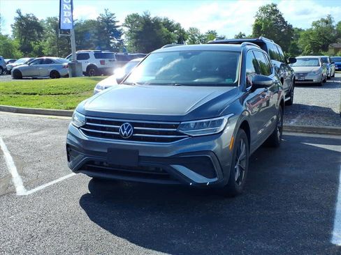 Used 2024 Volkswagen Tiguan SE w/ Panoramic Sunroof Package AWD/4WD image 3