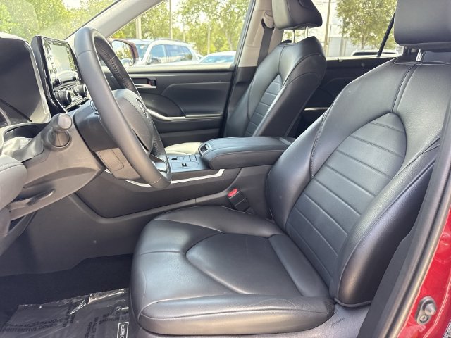 Used 2022 Toyota Highlander XLE FWD image 11
