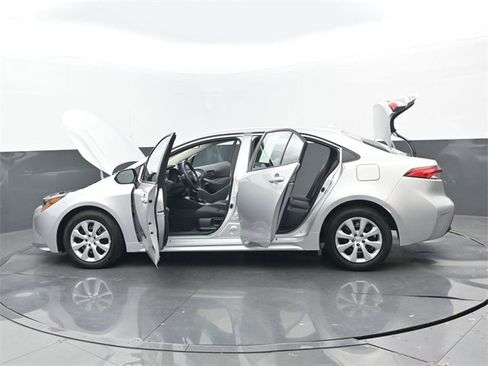 Used 2025 Toyota Corolla LE image 32