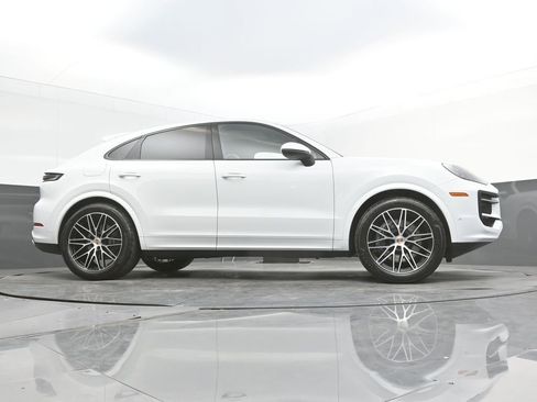 Certified 2025 Porsche Cayenne Coupe AWD/4WD image 40