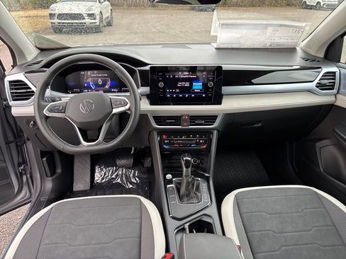 New 2026 Volkswagen Taos SE image 24