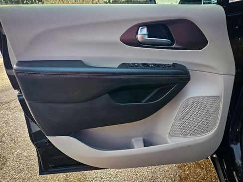 Used 2018 Chrysler Pacifica Touring Plus image 10