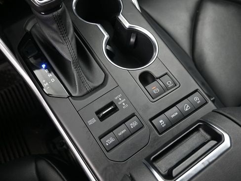 Used 2021 Toyota Highlander XLE image 17