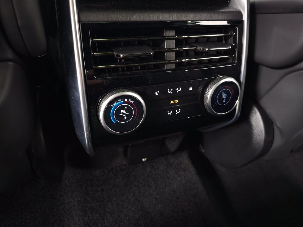 Used 2025 Land Rover Range Rover Long Wheelbase SE AWD/4WD image 44