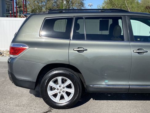 Used 2012 Toyota Highlander SE w/ Tow Pkg image 6