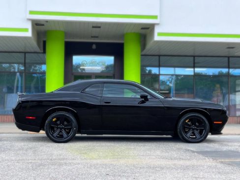 Used 2019 Dodge Challenger SXT image 5