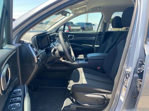 Used 2023 Kia Sorento LX FWD image 9