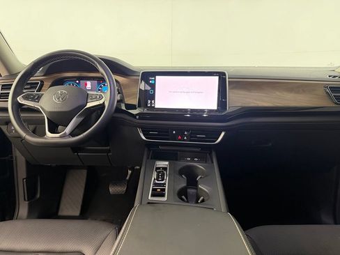 Used 2025 Volkswagen Atlas SE FWD image 14