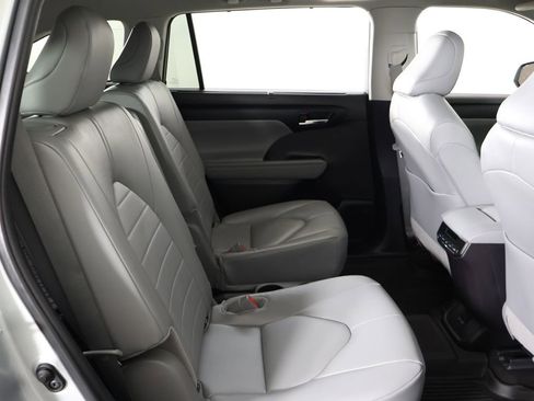 Used 2024 Toyota Highlander XLE AWD/4WD image 38