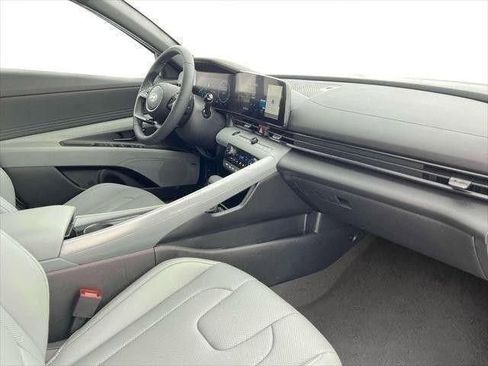 Used 2025 Hyundai Elantra Limited FWD image 15
