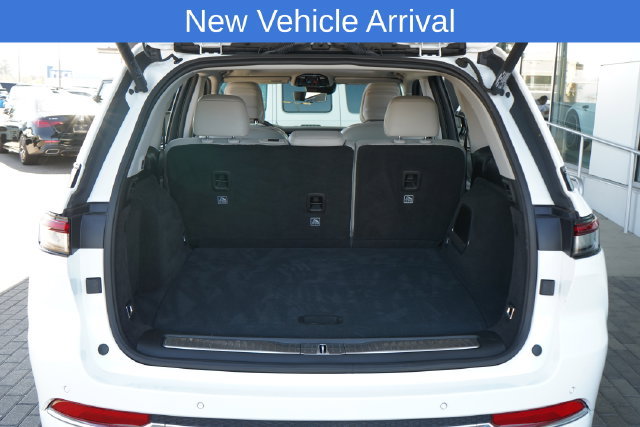 Used 2022 Jeep Grand Cherokee Overland w/ Luxury Tech Group IV AWD/4WD image 9