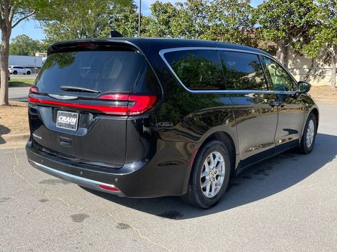 Used 2023 Chrysler Pacifica Touring-L image 8
