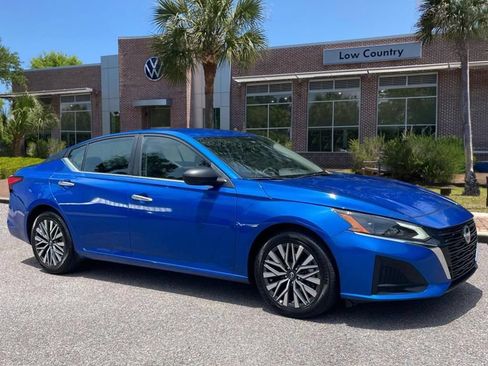Used 2025 Nissan Altima 2.5 SV FWD image 1